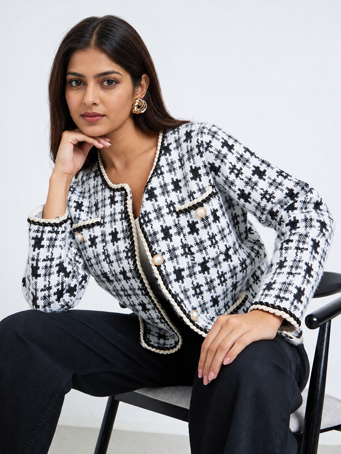 Ivory and black geometric knit cardigan for women with pearl-effect buttons, front pockets and contrast braided trim.